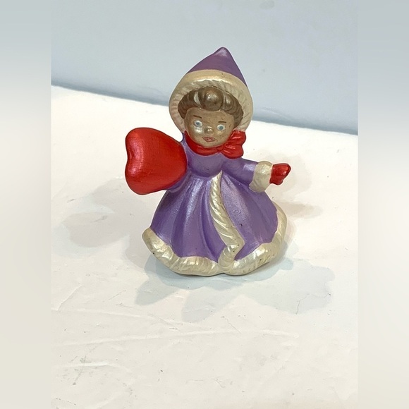 Vintage Hobbyist Ceramic Girl with Muff Heart Valentine Figure - Picture 1 of 5
